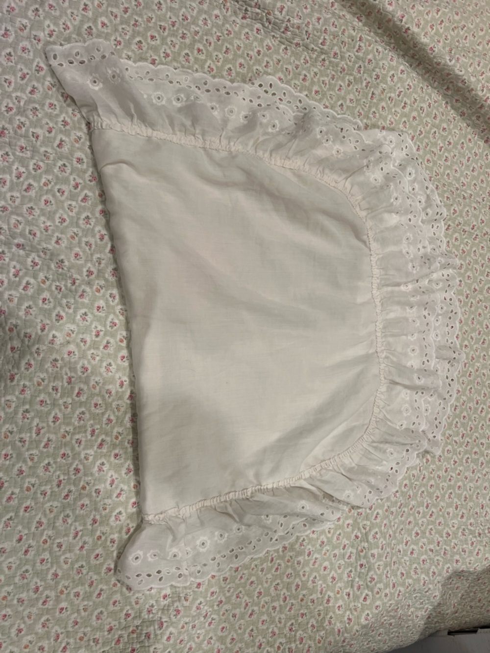 White Eyelet Ruffled pillowcase - Picture 4 of 4
